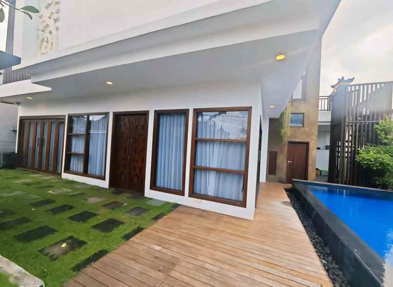 dijual rumah gatot subroto barat