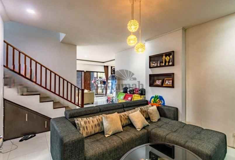 dijual rumah gatot subroto barat