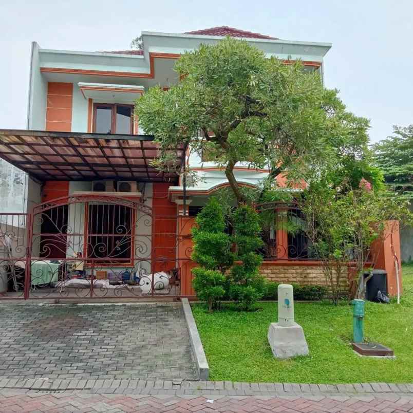 dijual rumah graha family babatan kec