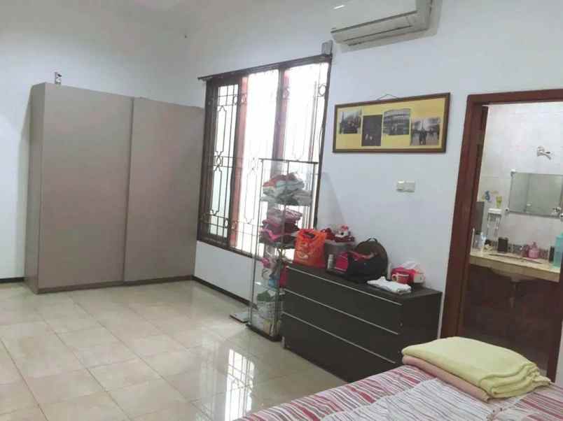 dijual rumah graha family babatan kec