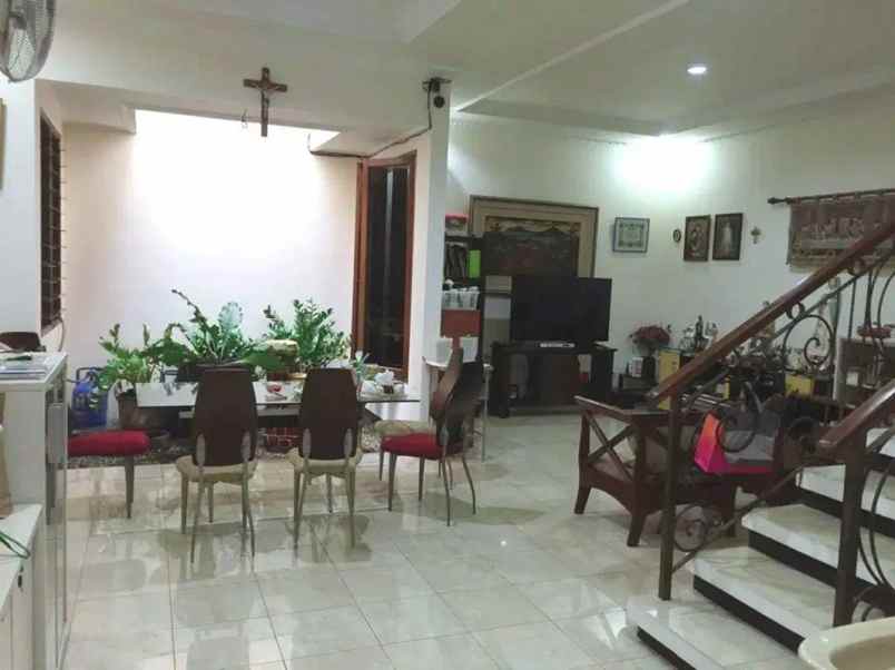 dijual rumah graha family babatan kec