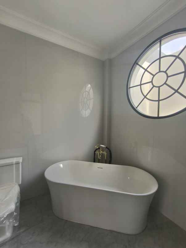 dijual rumah graha family babatan kec