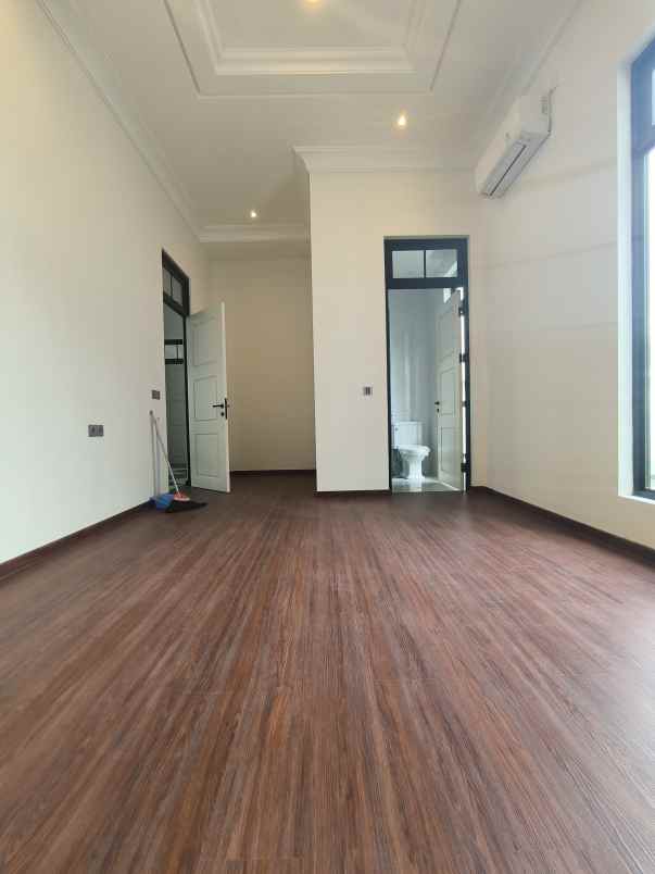 dijual rumah graha family babatan kec