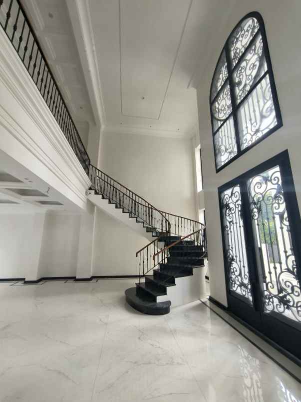 dijual rumah graha family babatan kec