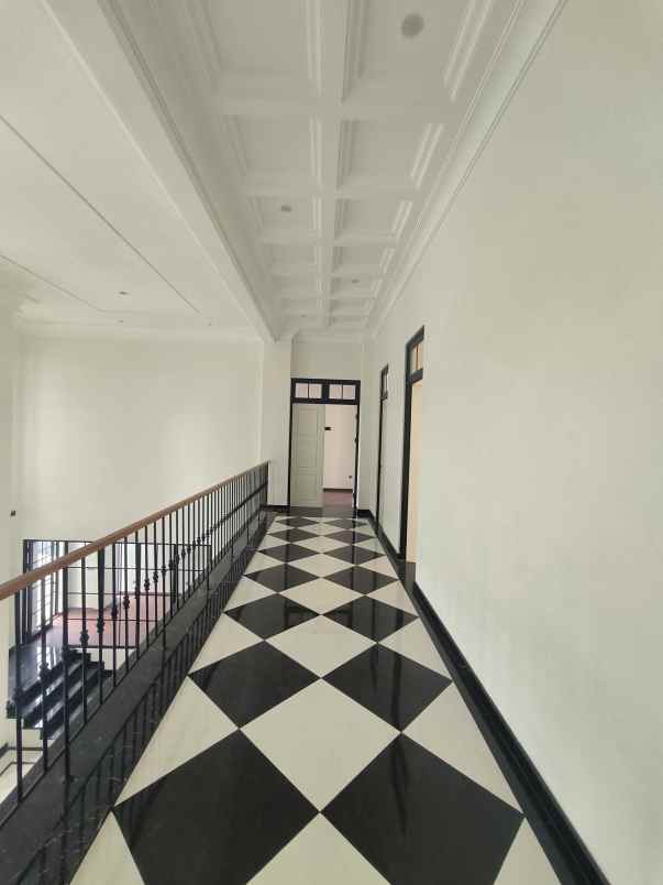 dijual rumah graha family babatan kec