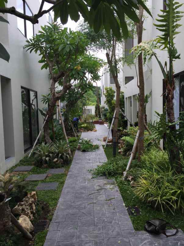 dijual rumah graha natura