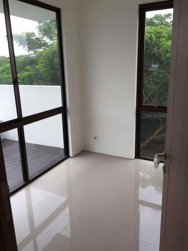 dijual rumah graha natura