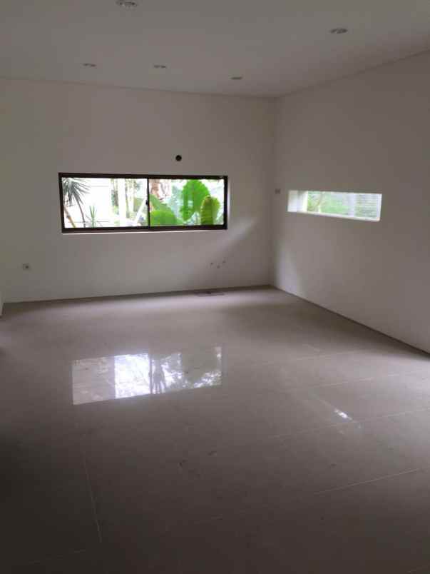 dijual rumah graha natura