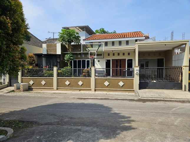 dijual rumah jalan bunga krisan