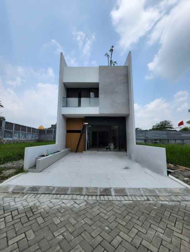 dijual rumah jalan crystal golf