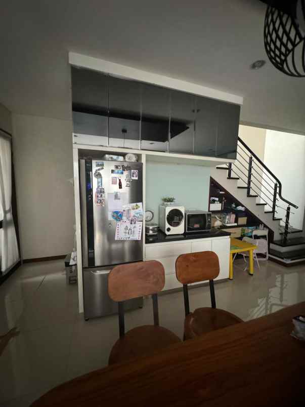 dijual rumah jalan graha natura