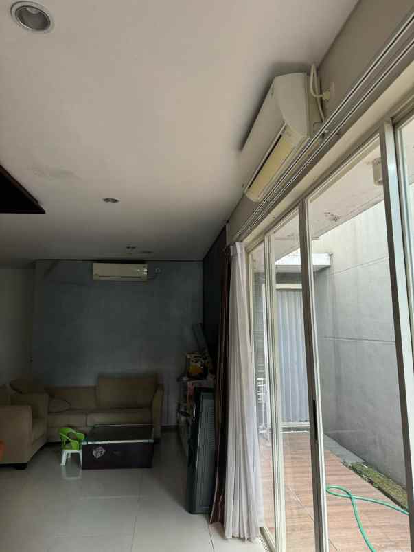 dijual rumah jalan graha natura
