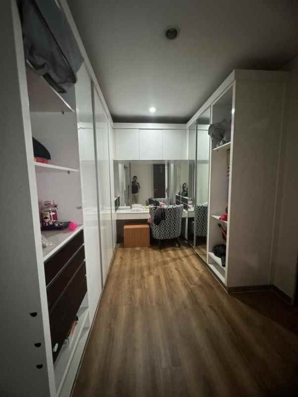 dijual rumah jalan graha natura