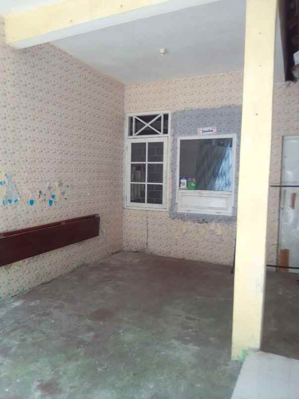 dijual rumah jalan kaliurang besi