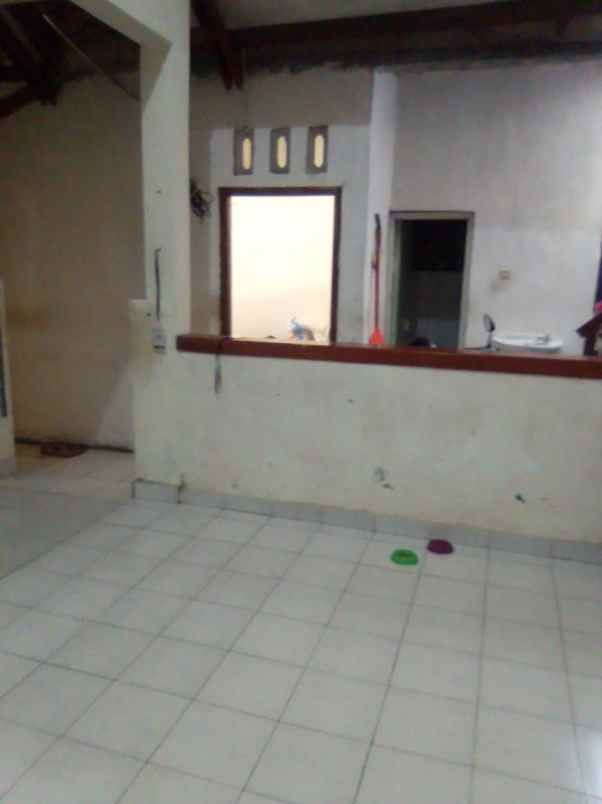 dijual rumah jalan kaliurang besi