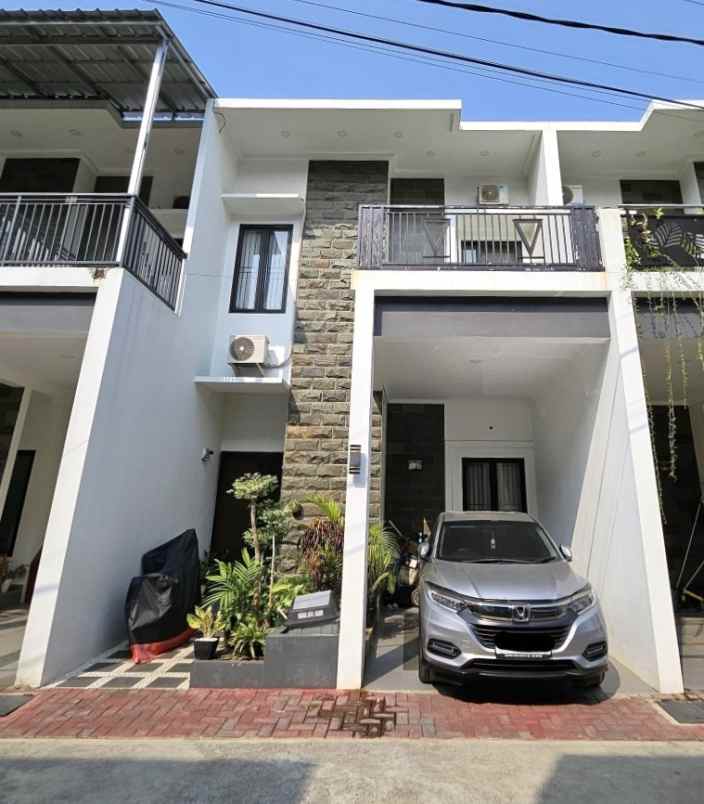 dijual rumah jalan mutiara gading city