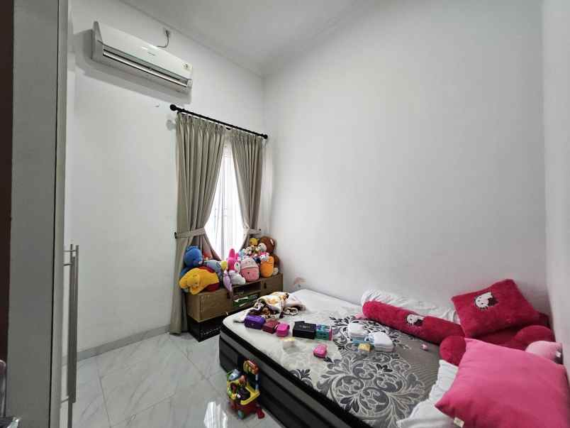 dijual rumah jalan mutiara gading city