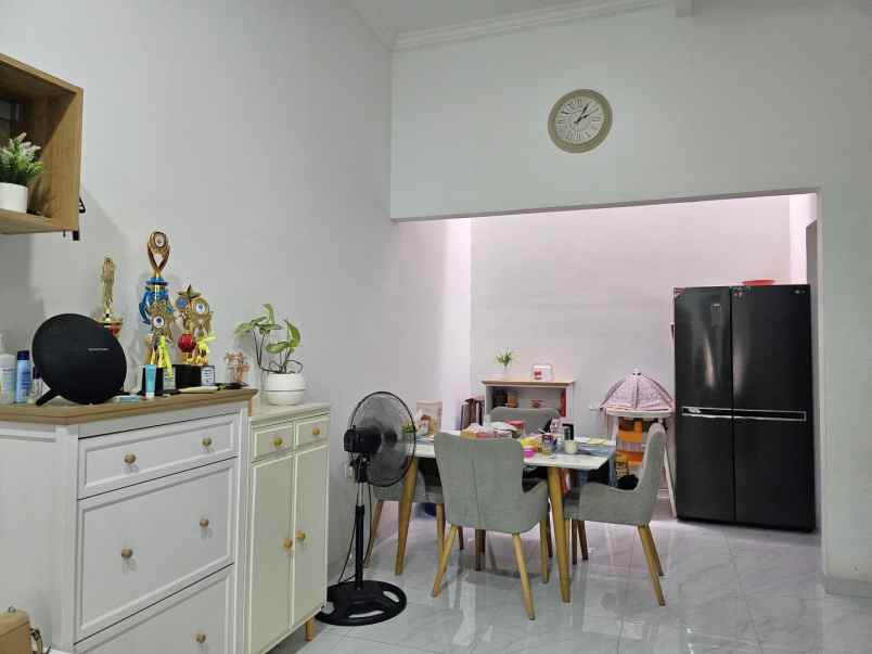 dijual rumah jalan mutiara gading city