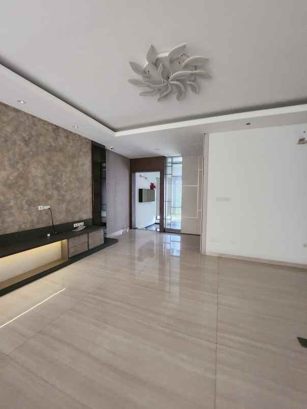 dijual rumah jalan north emerald mansion