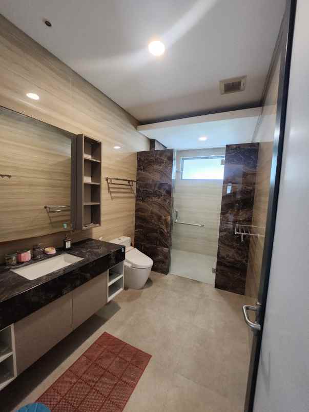 dijual rumah jalan north emerald mansion