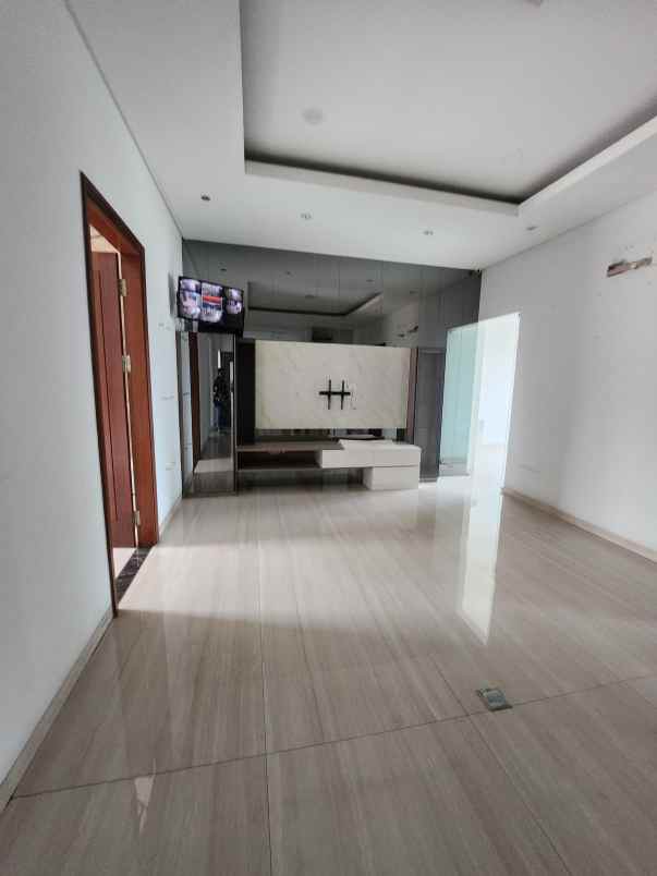 dijual rumah jalan north emerald mansion