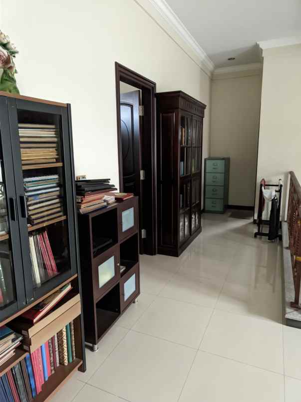 dijual rumah jalan pakuwon city