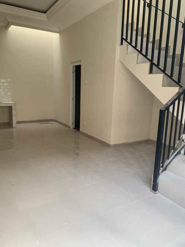 dijual rumah jalan raya cilodong