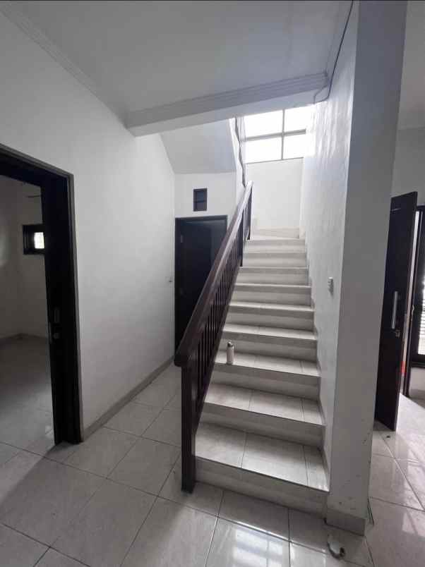 dijual rumah jalan raya kesambi