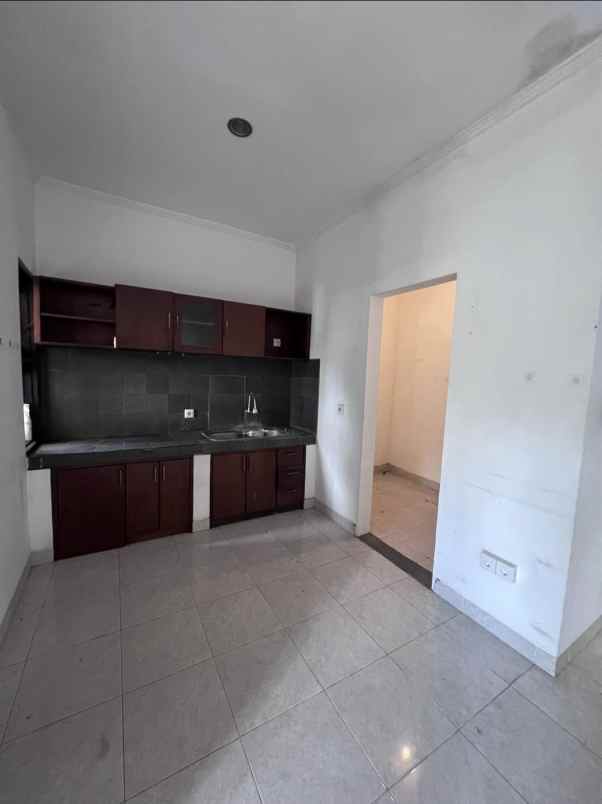 dijual rumah jalan raya kesambi