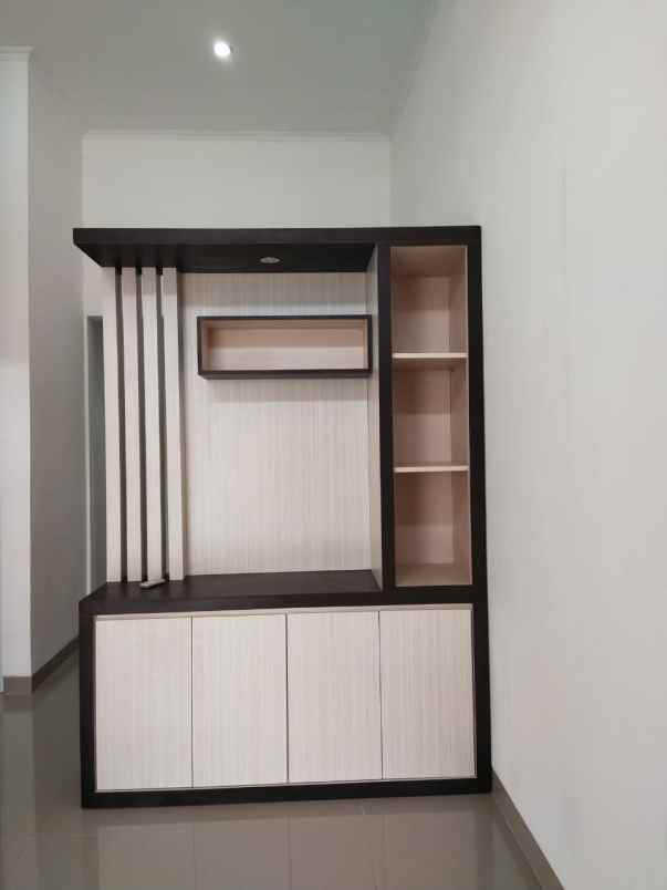 dijual rumah jalan raya pamulang