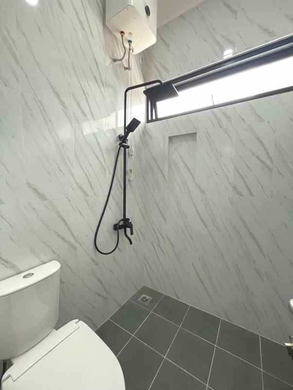 dijual rumah jalan raya serua ciputat