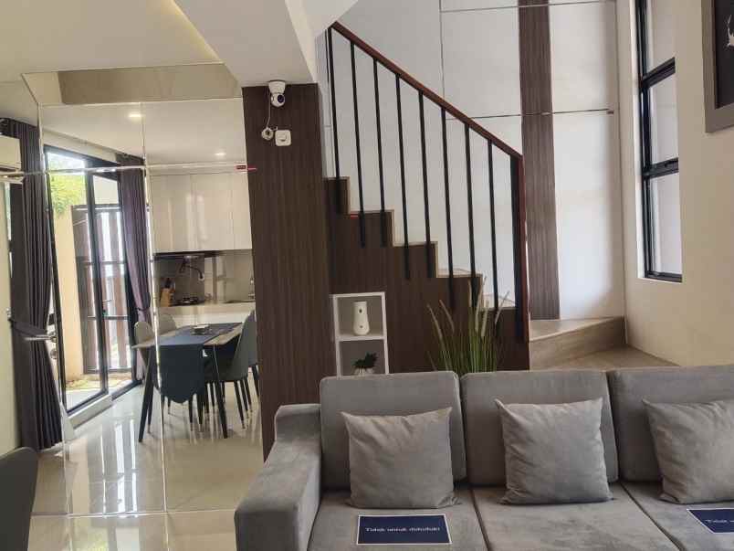 dijual rumah jalan zona eropa boulevard