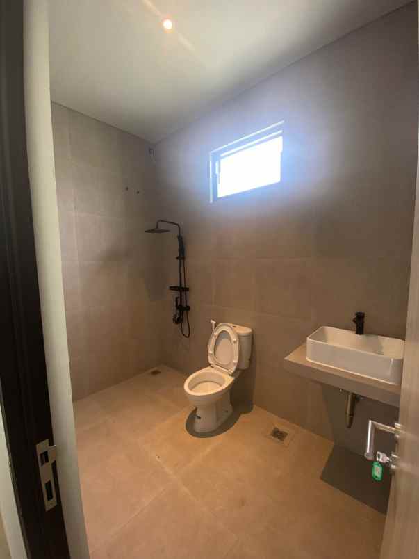 dijual rumah jl alam sutera