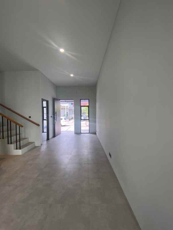 dijual rumah jl alam sutera