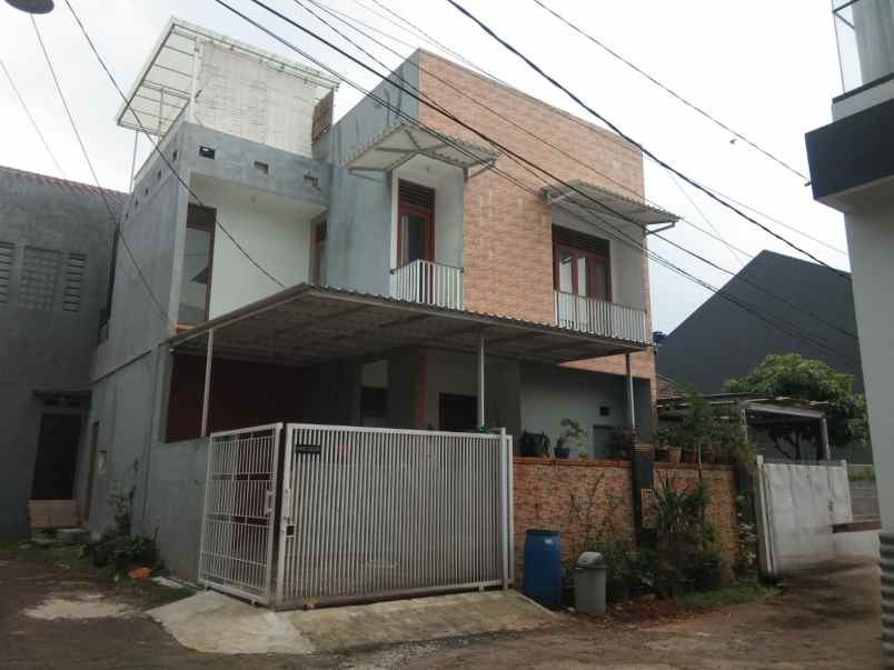 dijual rumah jl boulevard vila mutiara