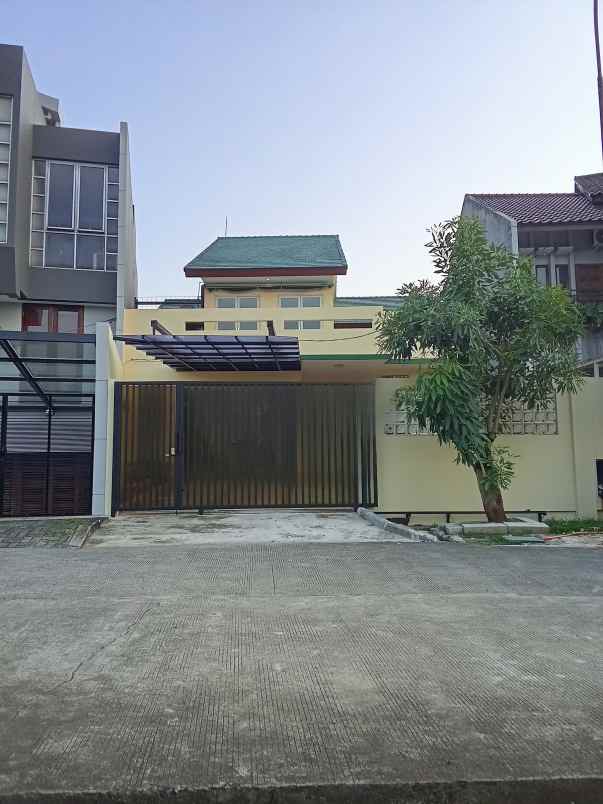 dijual rumah jl komplek puri cinere