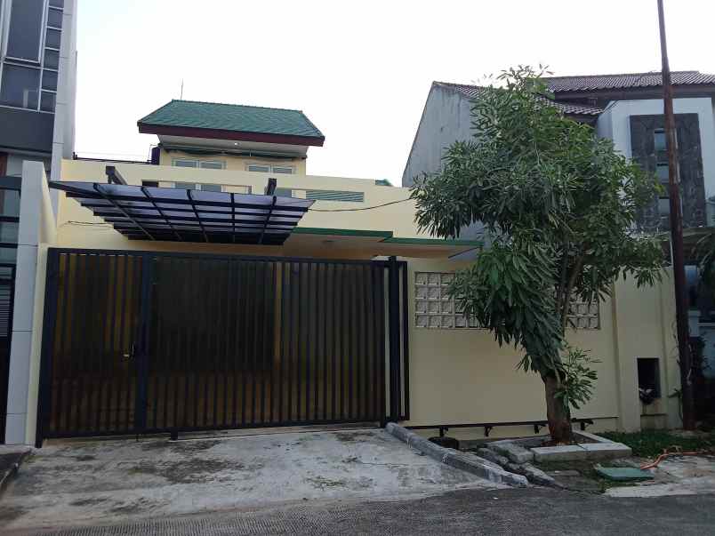 dijual rumah jl komplek puri cinere