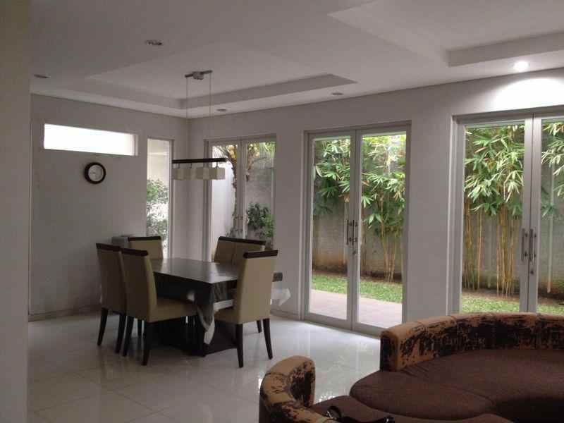 dijual rumah jl komplek puri cinere