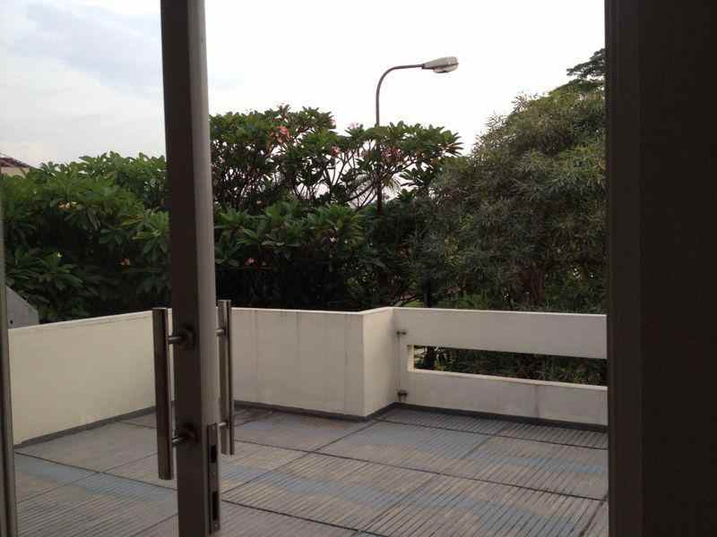 dijual rumah jl komplek puri cinere