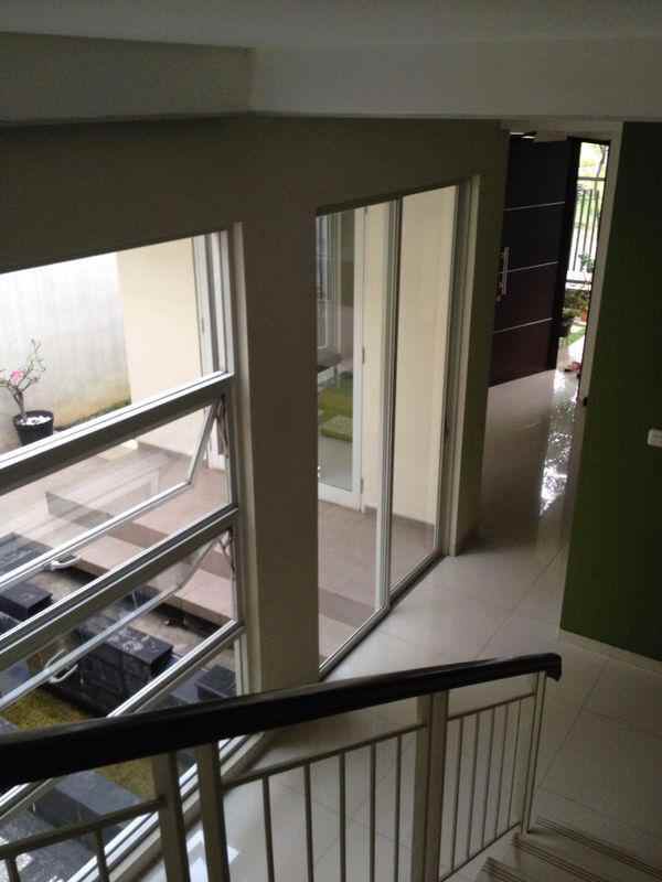 dijual rumah jl komplek puri cinere