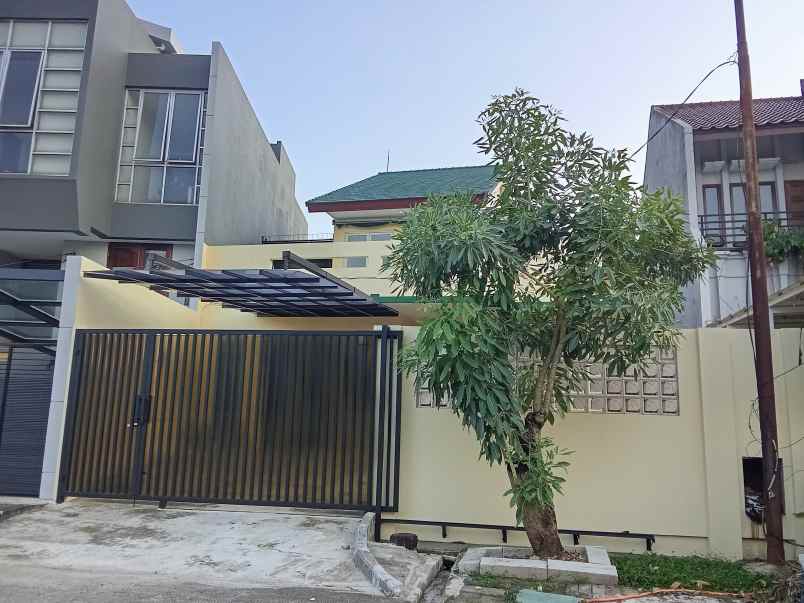 dijual rumah jl komplek puri cinere