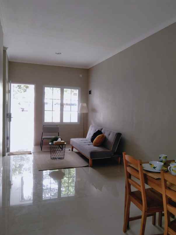 dijual rumah jl komplek villa dago tol