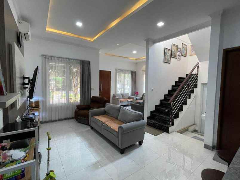 dijual rumah jl madrid utara