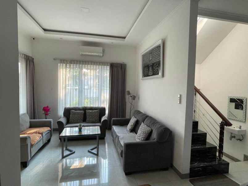 dijual rumah jl madrid utara