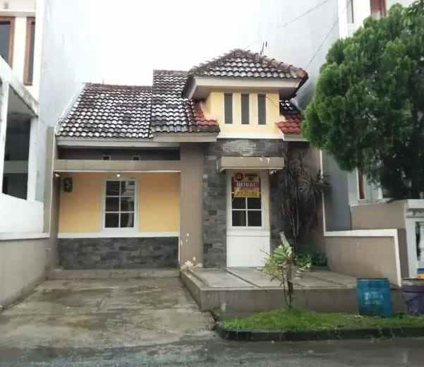 dijual rumah jl pinus komp adipura