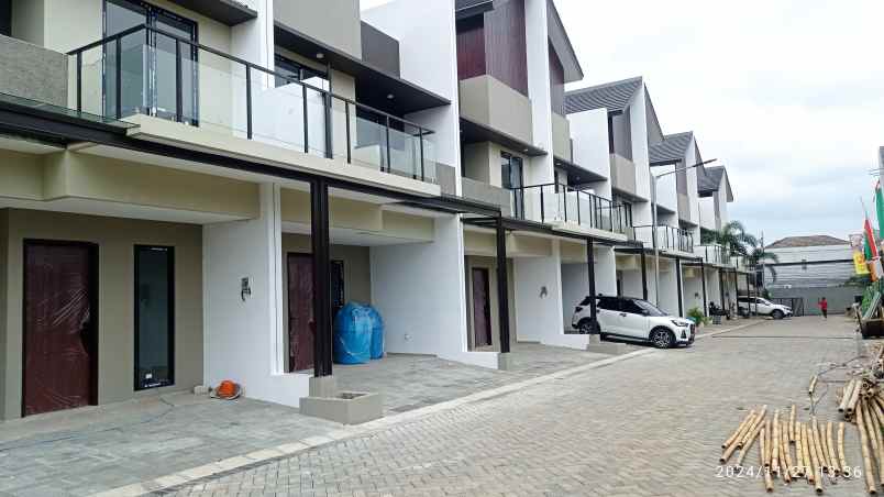 dijual rumah jl raya jurang mangu barat