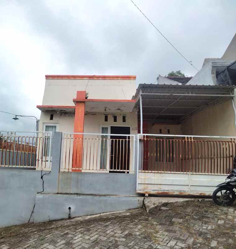 dijual rumah jl teluk pelabuhan ratu