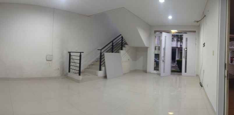 dijual rumah jln maple raya summarecon