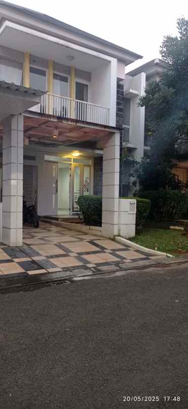 dijual rumah jln maple raya summarecon