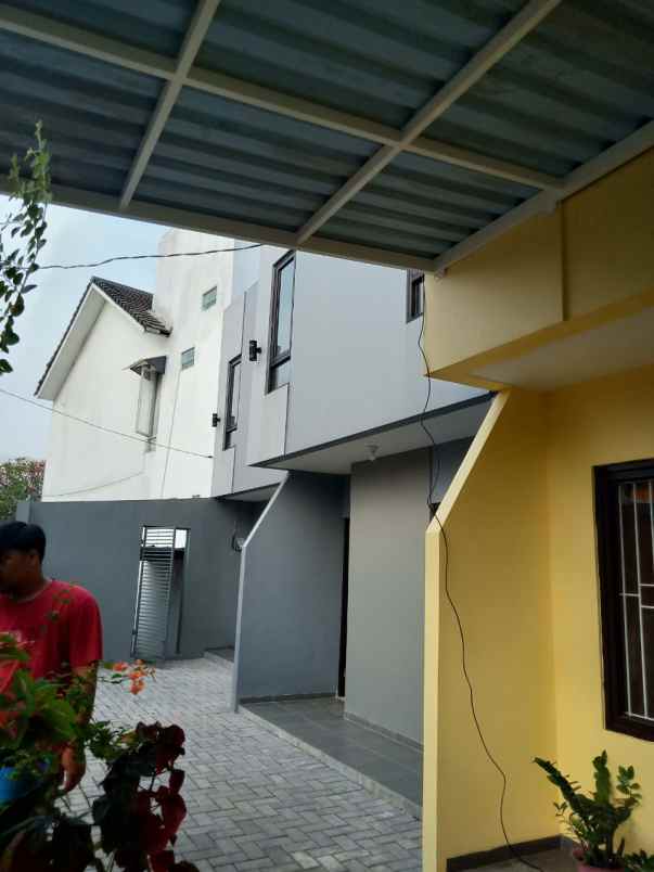 dijual rumah kampung rambutan